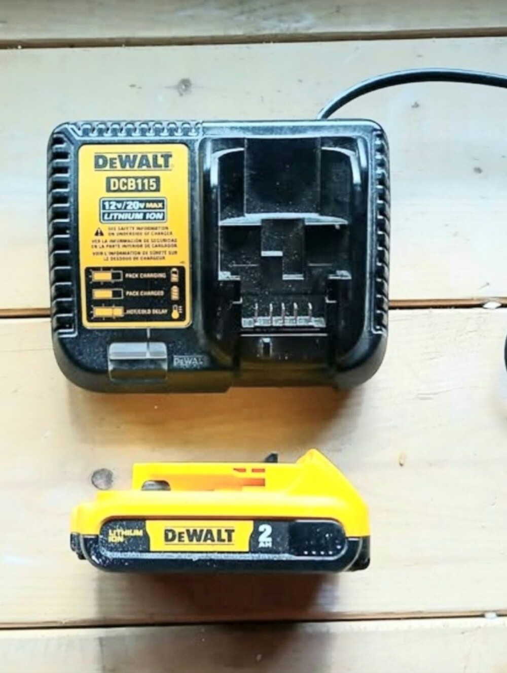 DEWALT 20V Lithium-Ion 2ah Battery + 12V/20V Charger